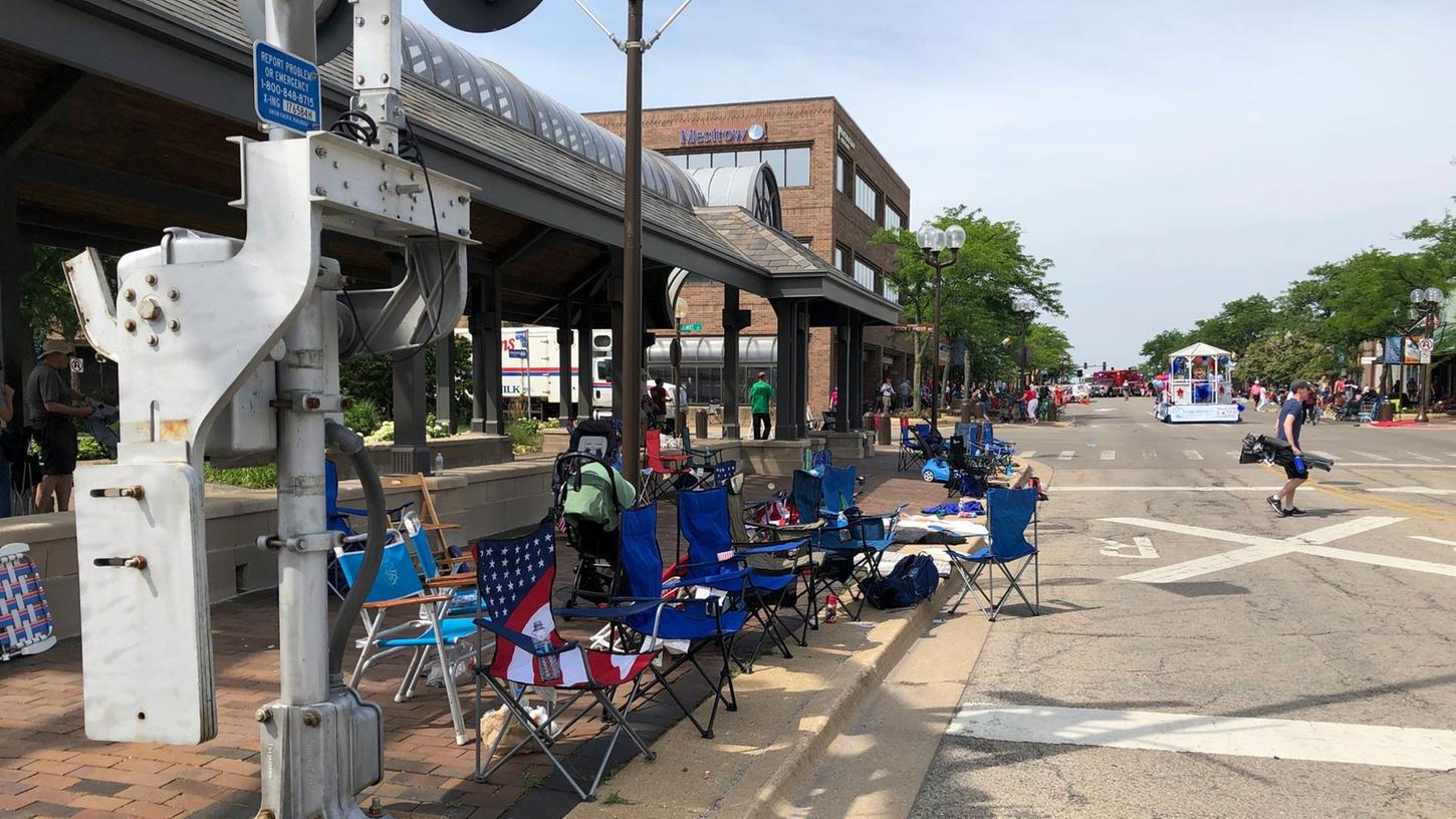 In Highland Park im US-Bundesstaat Illinois hat ein Schütze bei einer Parade zum 4. Juli das Feuer eröffnet. Mindestens sechs Menschen kamen dabei ums Leben.
In Highland Park im US-Bundesstaat Illinois hat ein Schütze bei einer Parade zum 4. Juli das Feuer eröffnet. Mindestens sechs Menschen kamen dabei ums Leben.