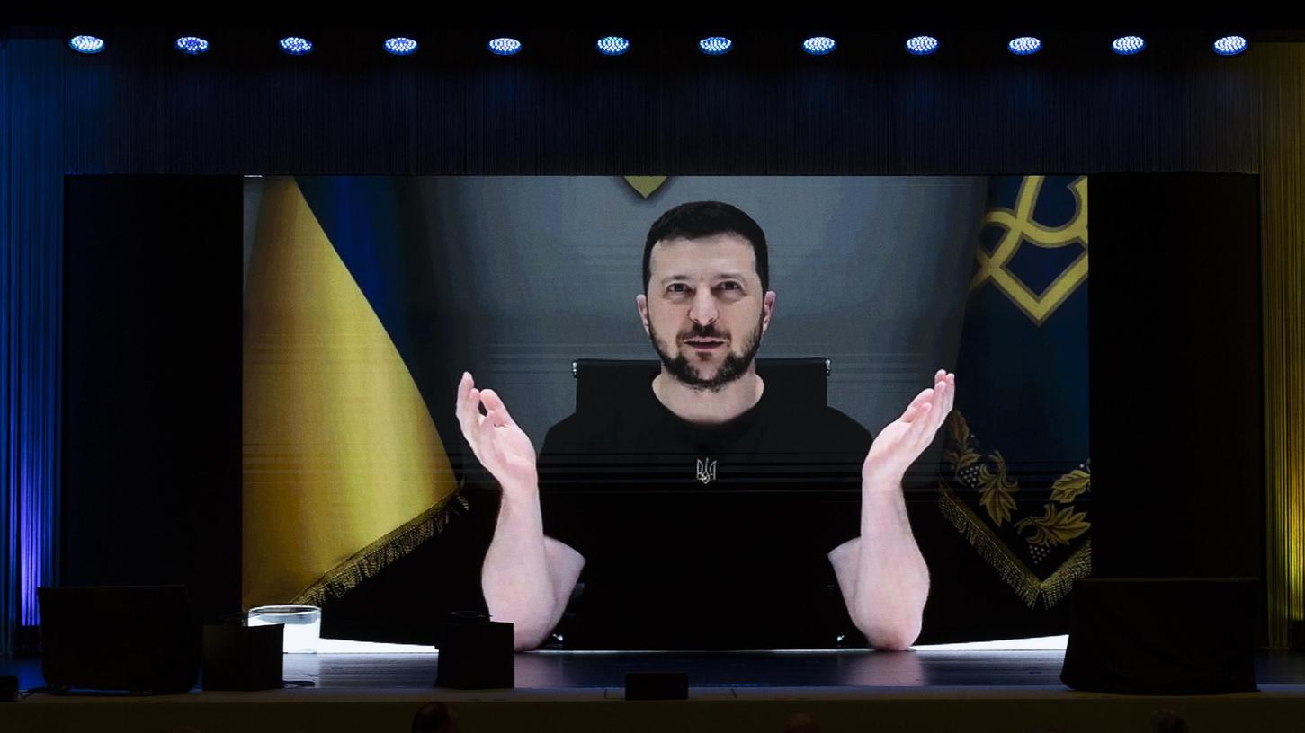 Präsident Wolodymyr Selenskyj war per Videoschalte auf der Wiederaufbau-Konferenz in Lugano in der Schweiz zu sehen.
Präsident Wolodymyr Selenskyj war per Videoschalte auf der Wiederaufbau-Konferenz in Lugano in der Schweiz zu sehen.