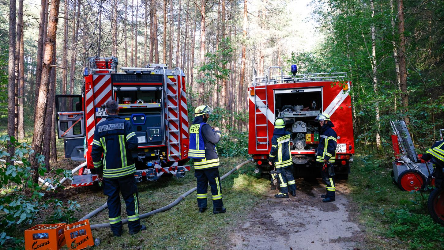 Mehrere hundert Quadratmeter Waldboden standen im Tennenloher Forst am Montagabend in Flammen.