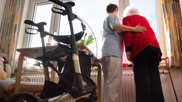 Beschäftigte und Bruttoverdienste in der Pflege