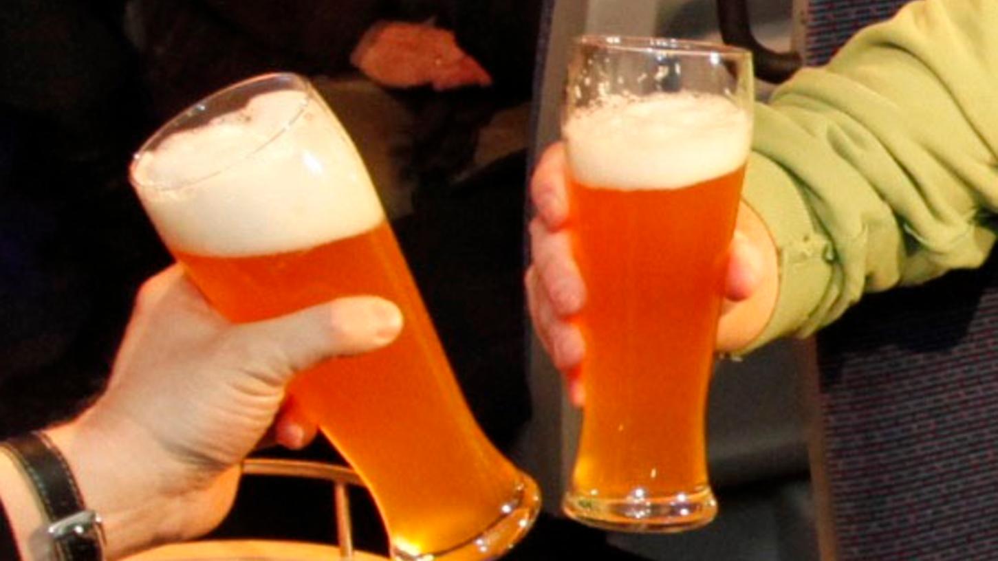 Mit einem Weizenbierglas schlug eine Frau zu.
Mit einem Weizenbierglas schlug eine Frau zu.
