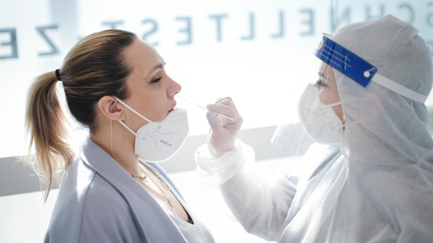 Die aktuellen Subtypen des Coronavirus sind für den Großteil der Menschen nicht so gefährlich. Aber sie sind ungemein ansteckend. Das erklärt die hohen Fallzahlen mitten im Sommer.
Die aktuellen Subtypen des Coronavirus sind für den Großteil der Menschen nicht so gefährlich. Aber sie sind ungemein ansteckend. Das erklärt die hohen Fallzahlen mitten im Sommer.