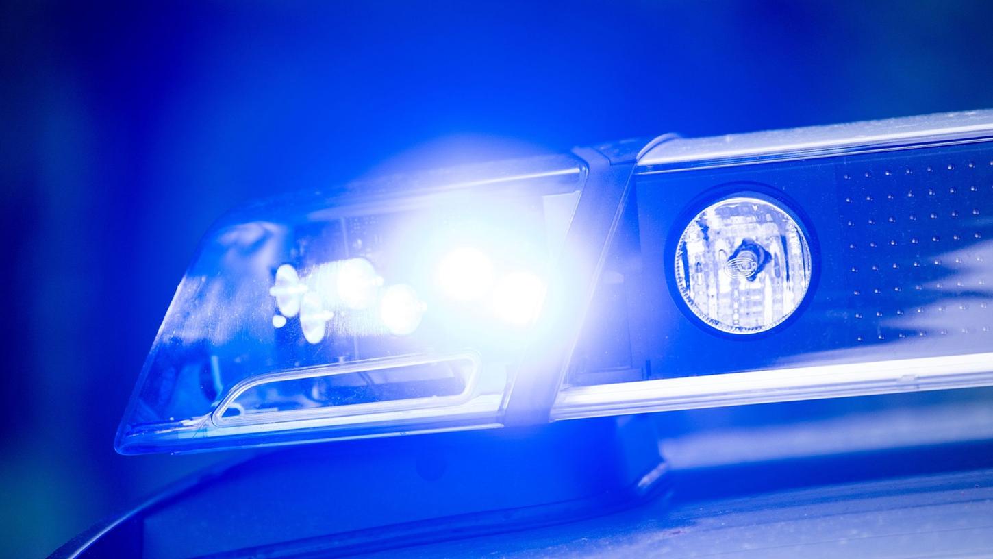 Ein Blaulicht leuchtet an einer Polizeistreife. Ein Blaulicht leuchtet an einer Polizeistreife.