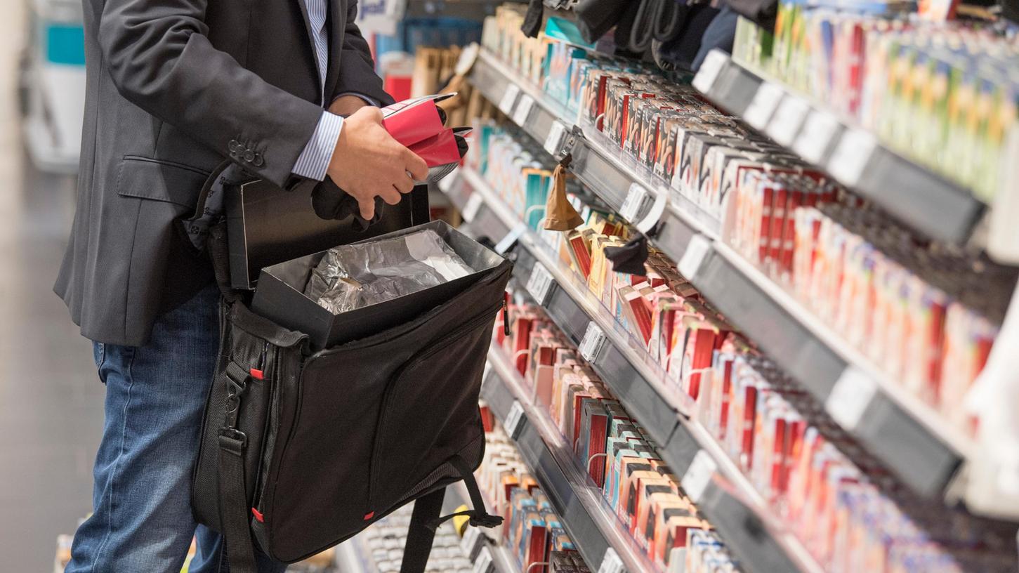 Supermarktketten geben viele Millionen Euro aus, um sich vor Ladendieben zu schützen. Der Schaden ist immens. 
