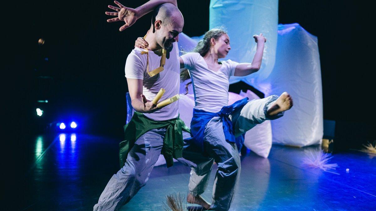 Für Menschen ab acht Jahren ist das Tanztheaterstück "KA-BOOOM, rette sich wer kann!" von und mit Beate Höhn und ihrem co>labs-Ensemble gemacht - zu sehen in der Tafelhalle Nürnberg.