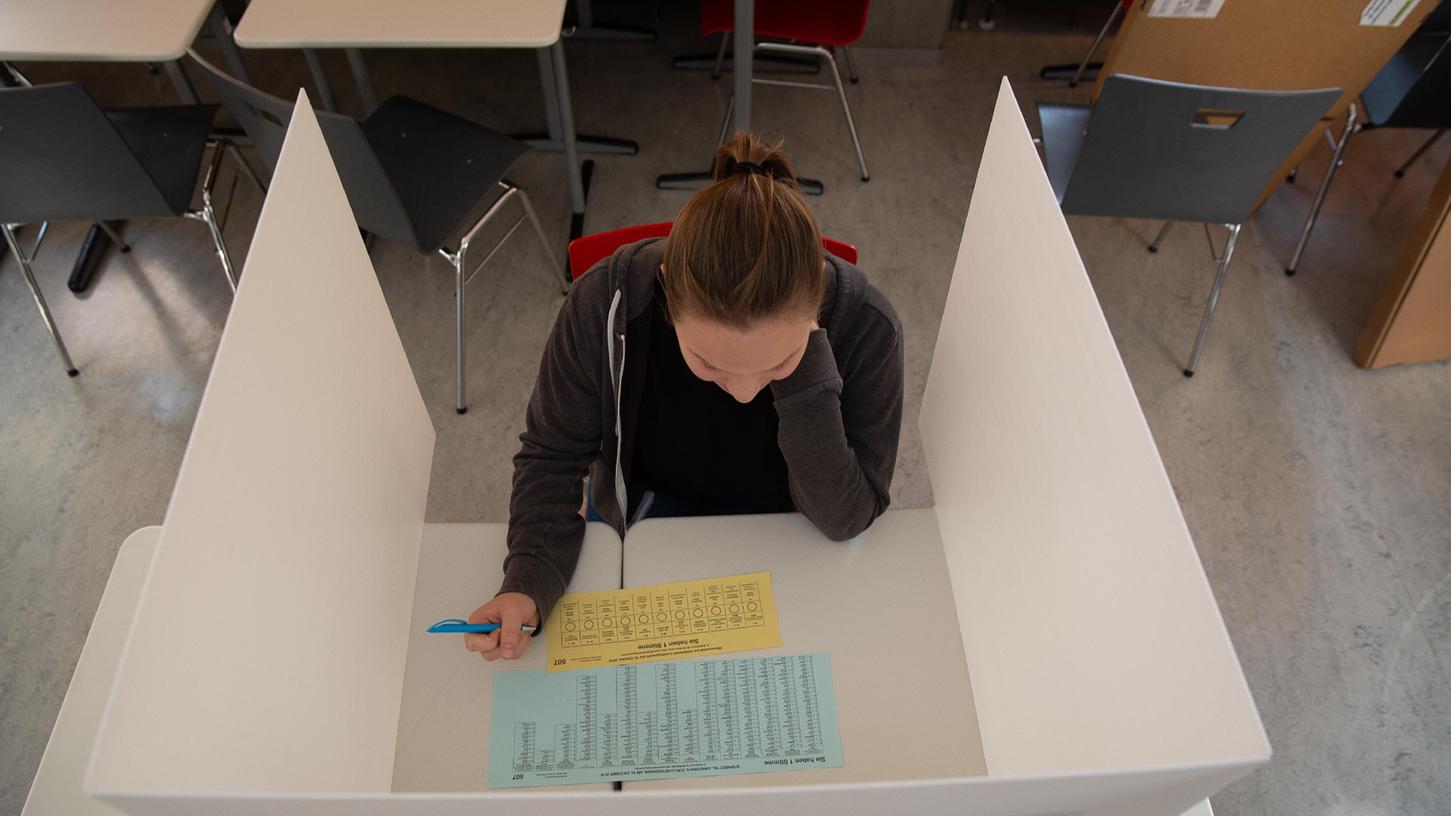 16-Jährige werden auch bei dieser Landtagswahl nicht abstimmen dürfen. Mehr als eine Juniorwahl wie 2018 (unser Bild entstand im Gymnasium Herzogenaurach) wird es 2023 vermutlich nicht geben.   