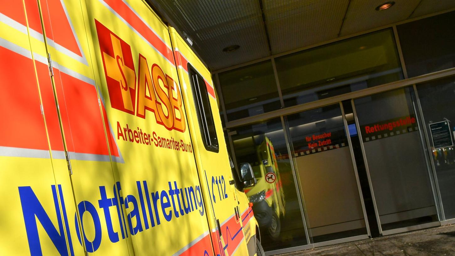 Immer häufiger meldet sich im Sommer 2022 eine Klinik bei der Integrierten Leitstelle Nürnberg ab (Symbolbild). Immer häufiger meldet sich im Sommer 2022 eine Klinik bei der Integrierten Leitstelle Nürnberg ab (Symbolbild).