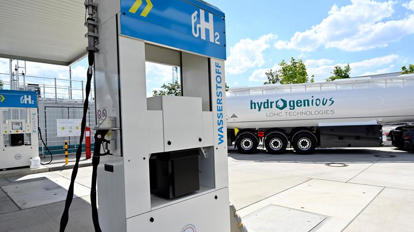 Die Wasserstofftankstelle ist weltweit die erste kommerzielle Tankstelle, die die Erlanger LOHC-Technologie zur Speicherung von Wasserstoff mithilfe eines flüssigen Trägers nutzt. 