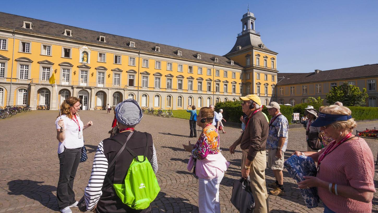 Eine US-amerikanische Reisegruppe besucht ein Schloss am Rhein – brav folgt sie der Führerin, kaum jemand von ihnen kennt geschichtliche Hintergründe.
Eine US-amerikanische Reisegruppe besucht ein Schloss am Rhein – brav folgt sie der Führerin, kaum jemand von ihnen kennt geschichtliche Hintergründe.