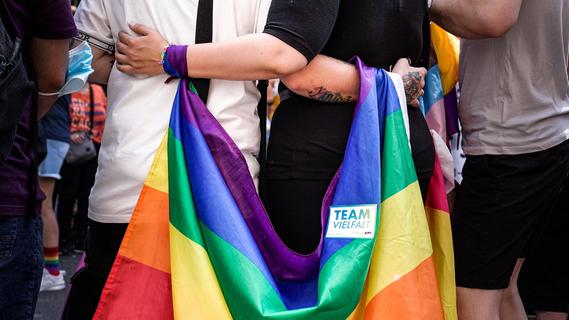 Unterstützung der LGBT-Community: Erste deutsche Moschee hisst Regenbogenflagge