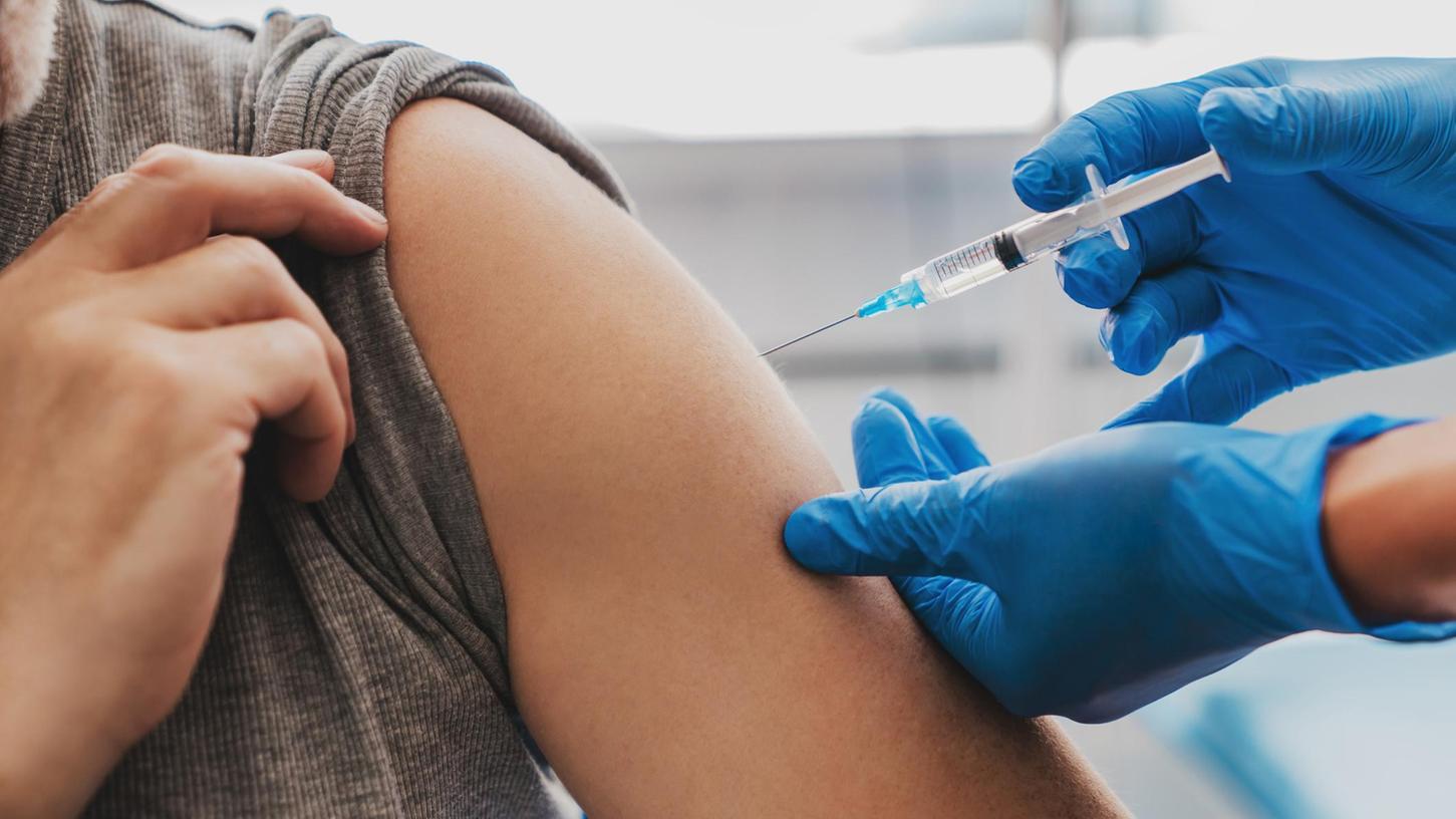 Mit nur zwei Impfungen gilt man ab 1. Oktober 2022 nicht mehr als vollständig geimpft. Es gibt aber Ausnahmen.