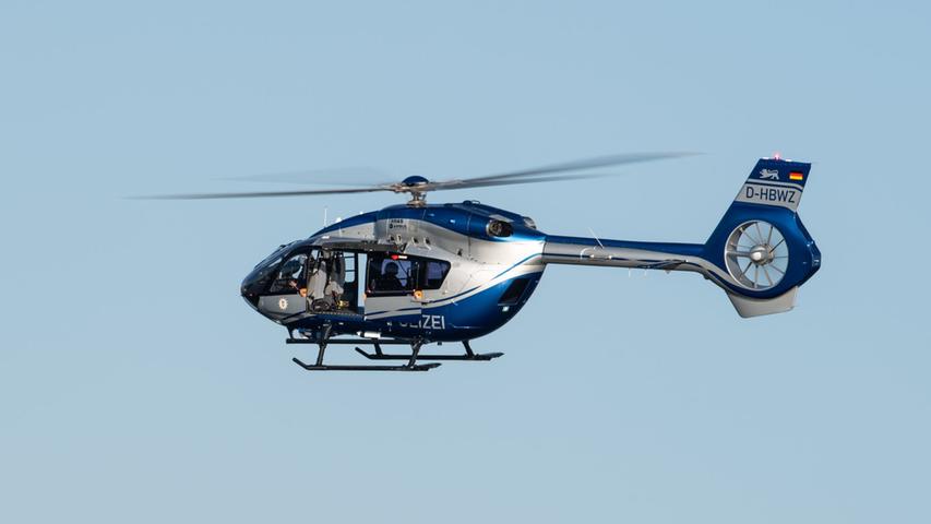 Kapuzen und FFP2-Masken: Polizei jagt glücklose Autoknacker mit Hubschrauber