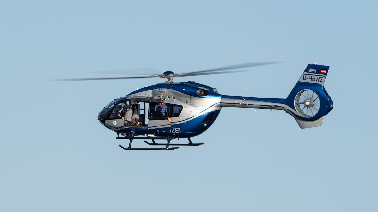 Mit einem Polizeihubschrauber wurden zwei Männer gesucht. Mit einem Polizeihubschrauber wurden zwei Männer gesucht.