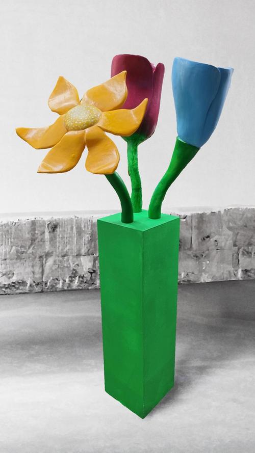 Ein "Blumendreierlei" aus Styrodur, Gips, Holz und Lack von Josef Hirthammer.

