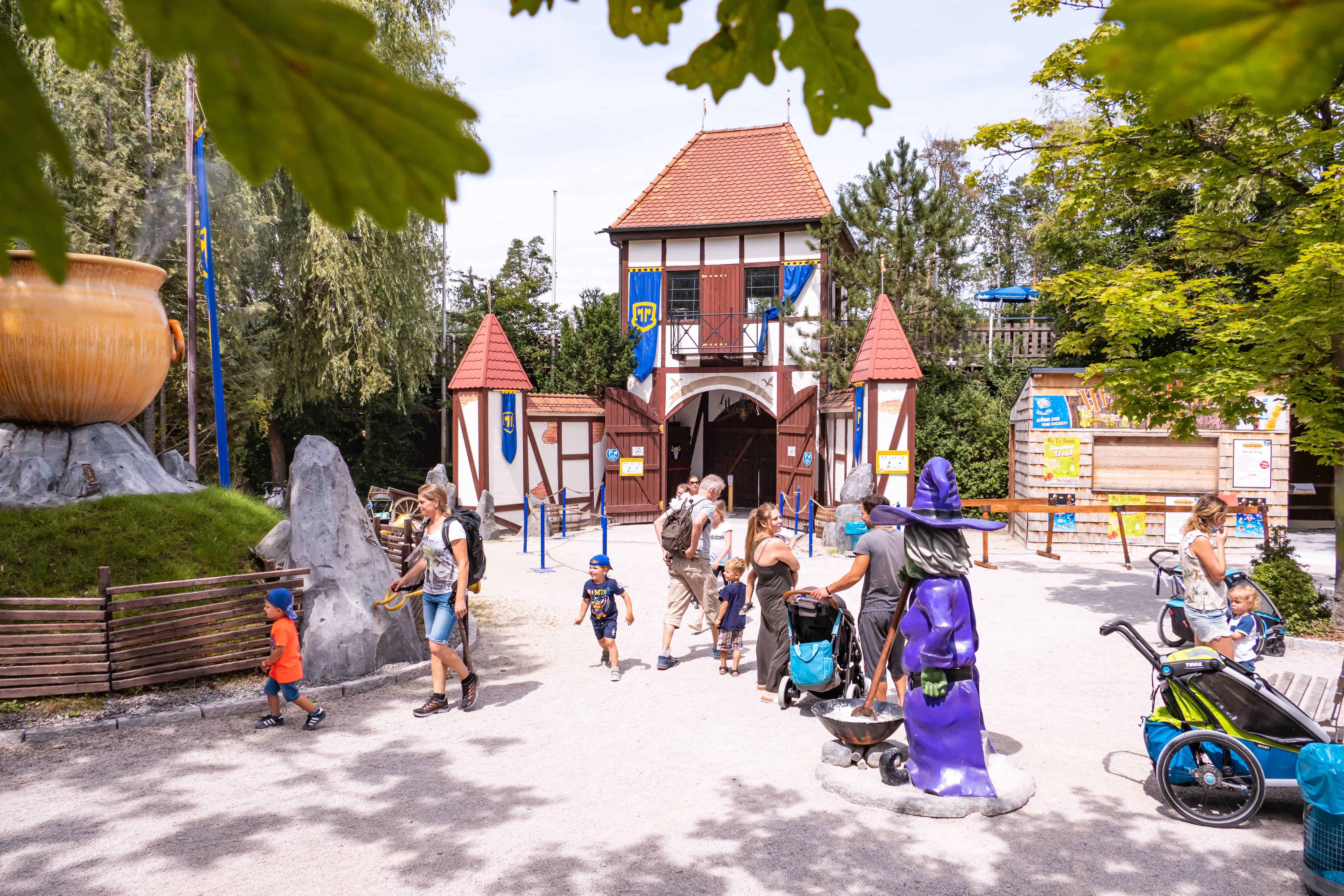 Erlebnispark Schloss Thurn bei Forchheim bietet verschiedenste Themengebiete vom Märchenwald bis hin zu Tieren. Die jüngste Attraktion ist der "Fledermausflug", eine Schiffsschaukel, auf der bis zu 42 Personen in elf Metern Höhe Platz finden. Ein weiteres Highlight des Parks ist die VR-Achterbahn "Dinolino-VR-Ride", in der Fahrgäste durch eine virtuelle Fantasie-Welt reisen. Weitere Infos finden Sie hier.