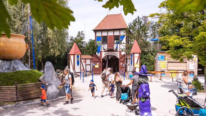 Erlebnispark Schloss Thurn bei Forchheim bietet verschiedenste Themengebiete vom Märchenwald bis hin zu Tieren. Doch Highlight des Parks ist die bisher in Bayern einmalige VR-Achterbahn "Dinolino-VR-Ride", in der Fahrgäste durch eine virtuelle Fantasie-Welt reisen.Weitere Infos finden Sie hier.
