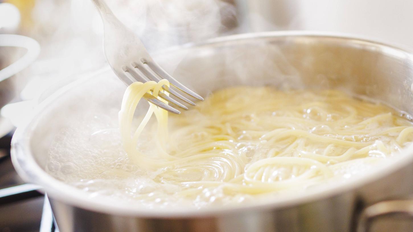 Sind die Spaghetti drin, sollte der Deckel auf den Topf. Das erhitzt das Wasser nicht nur schneller, man spart auch Energie.