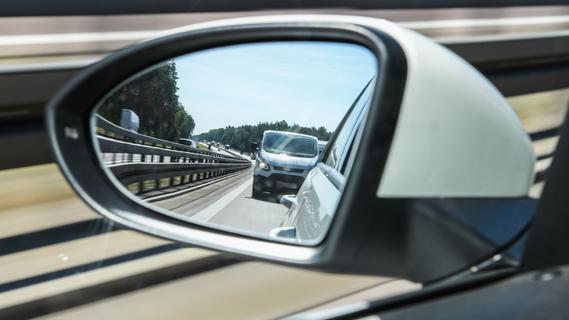 Schreckmoment für jungen Autofahrer in Ipsheim: Abgerissener Seitenspiegel zerstört Seitenscheibe