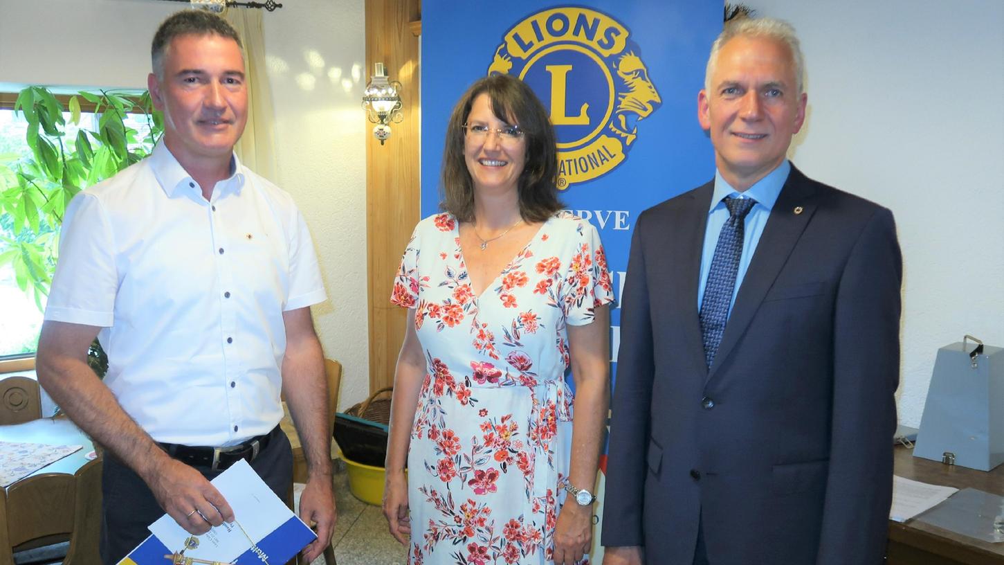 Der Lions Club Altmühltal hat einen neuen Präsidenten: Friedrich Kipf (li. im Bild). Er wird in der kommenden Amtsperiode von Güllich (1. Vize-Präsidentin) unterstützt. Uwe Linss (re.) leitete den Lions Club in der vorherigen Amtszeit. Der Lions Club Altmühltal hat einen neuen Präsidenten: Friedrich Kipf (li. im Bild). Er wird in der kommenden Amtsperiode von Güllich (1. Vize-Präsidentin) unterstützt. Uwe Linss (re.) leitete den Lions Club in der vorherigen Amtszeit.