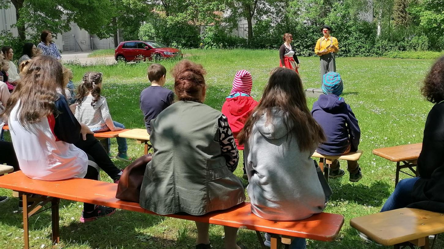 Die Kinder warten voller Spannung auf das, was kommen wird. Die Kinder warten voller Spannung auf das, was kommen wird.