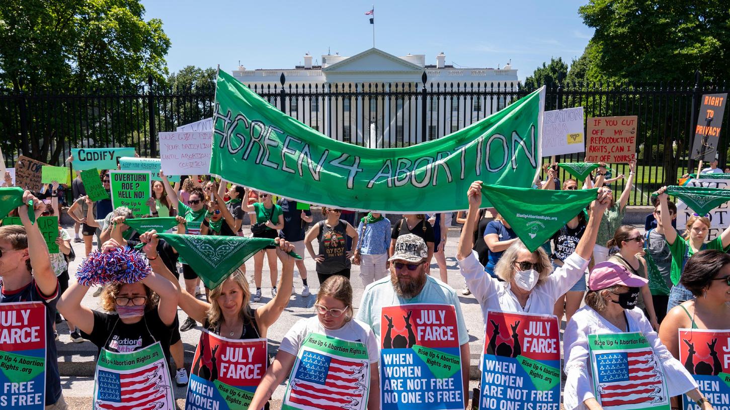 Gegner des Abtreibungsurteils demonstrieren vor dem Weißen Haus.