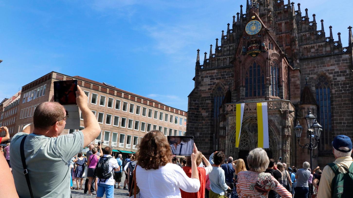Touristen auf dem Hauptmarkt in Nürnberg: Lange Zeit war das fast ein seltener Anblick, jetzt sind sie zurück. Das Gastgewerbe freut's.