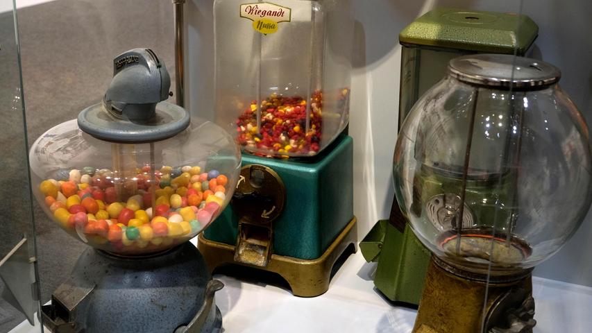 Neben den klassischen Automaten im öffentlichen Raum gibt es auch noch besondere Behälter. Süßigkeiten und Spielwaren müssen übrigens seit den 1980ern in getrennten Behältern aufbewahrt werden - eine gesetzliche Vorgabe.