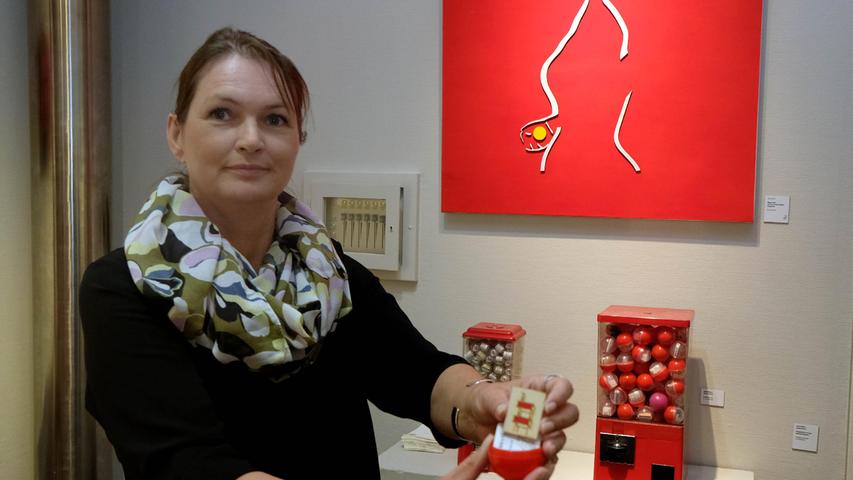 Die Nürnberger Künstlerin Karla Köhler steckt kleine Kunstwerke in die Kugeln. Für zwei Euro kann man ein Original erwerben. 