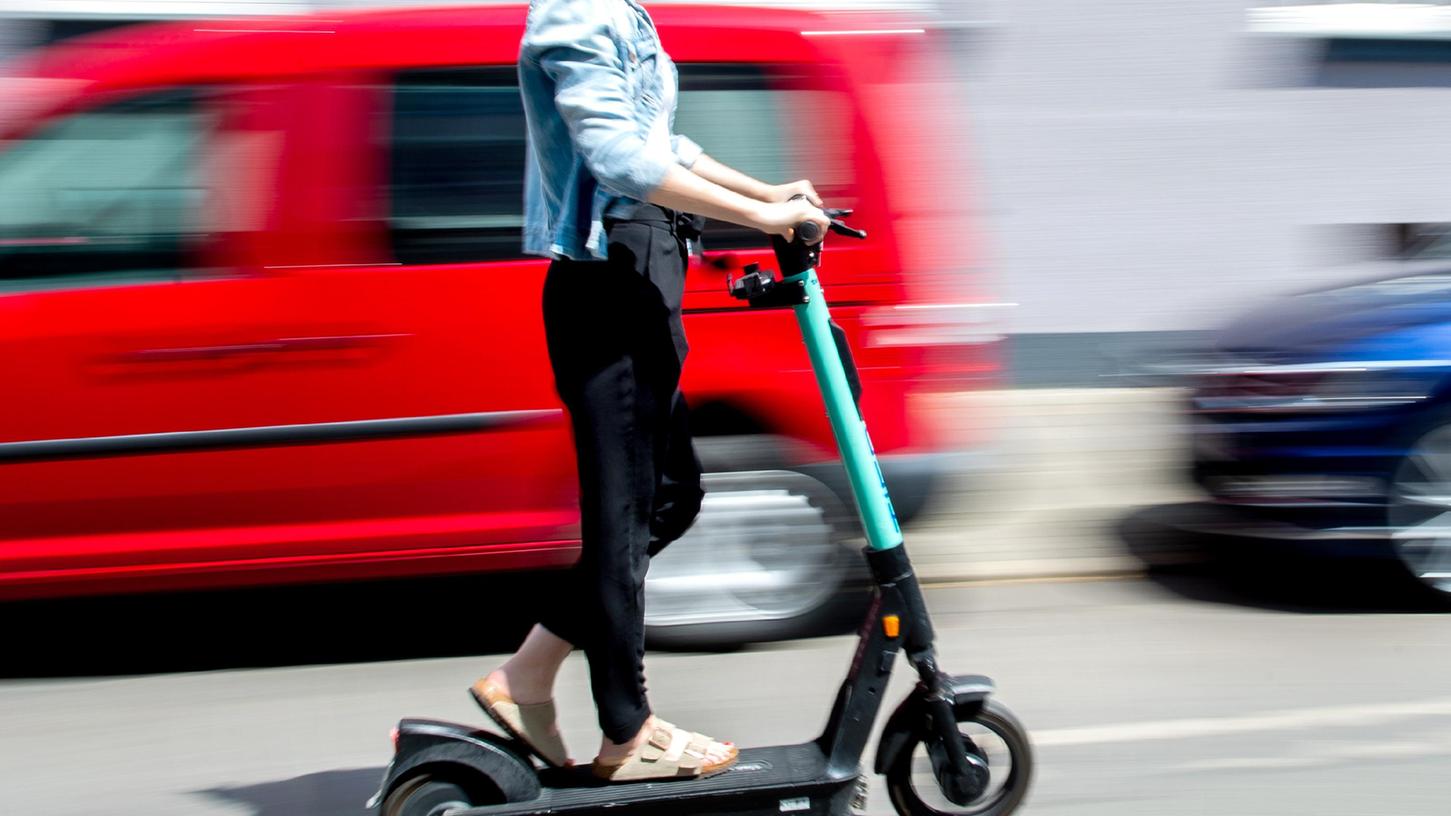 Die zahlreichen Beschwerden über E-Scooter haben die Stadt Nürnberg nun zu Restriktionen bewogen.