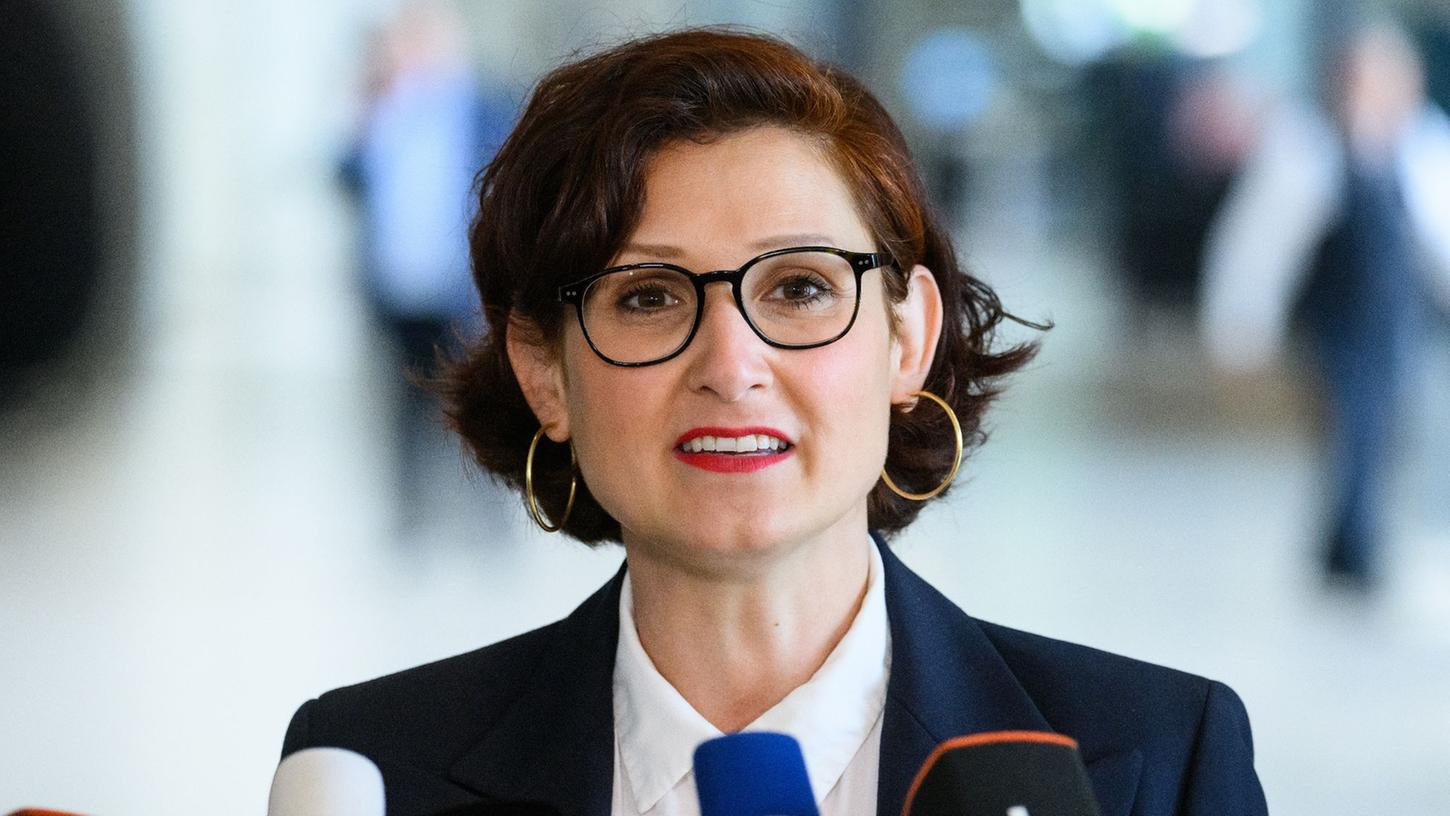 Ferda Ataman äußert sich nach ihrer Wahl zur Unabhängigen Bundesbeauftragten für Antidiskriminierung vor der Presse.