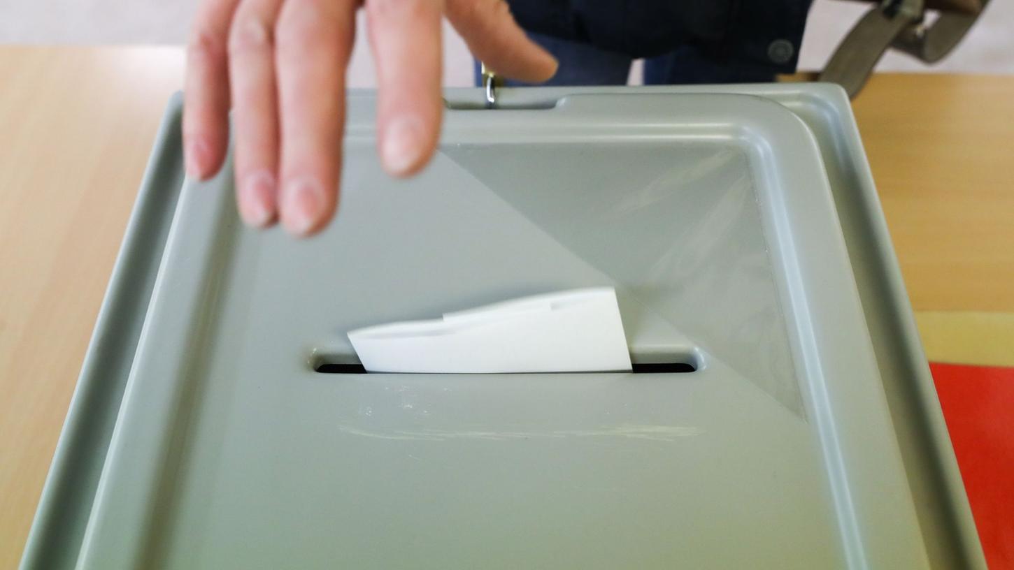 Ein Wähler wirft einen Stimmzettel in eine Wahlurne (Symbolbild).
