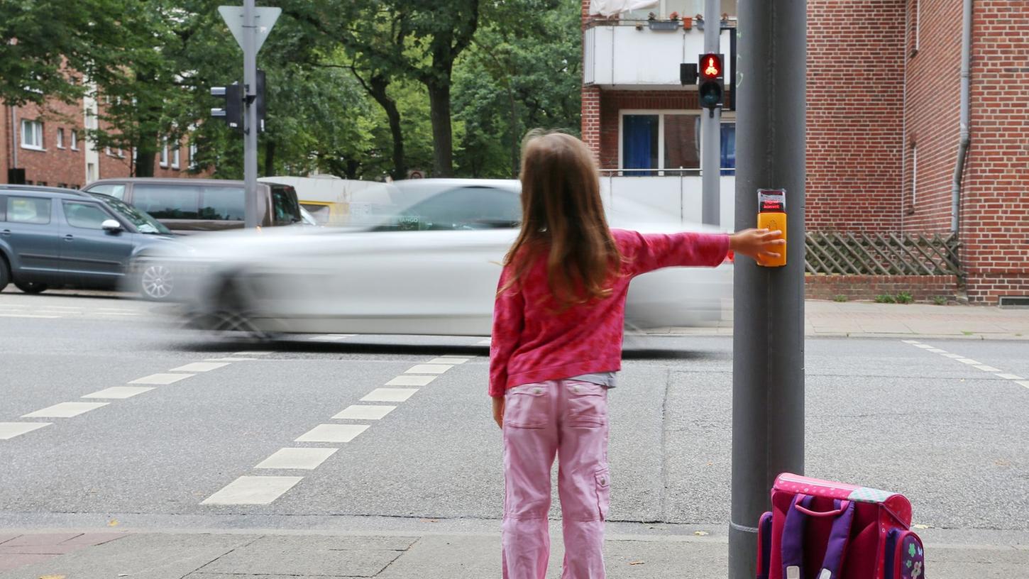 Selbst ist das Kind: Mit viel Übung schaffen es Kinder, den Weg zur Schule und zurück eigenständig und sicher zu gehen. Selbst ist das Kind: Mit viel Übung schaffen es Kinder, den Weg zur Schule und zurück eigenständig und sicher zu gehen.