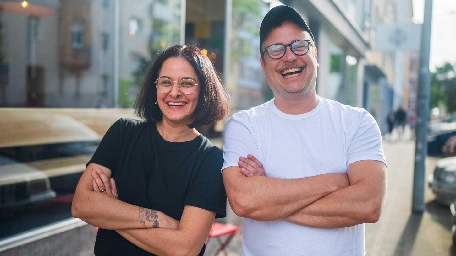 Dipika Davé und Thomas Grill bereiten im Deli Desires vor allem Veganes zu. Der Fokus liegt auf Alternativen zu klassischen Fleischspeisen.
Dipika Davé und Thomas Grill bereiten im Deli Desires vor allem Veganes zu. Der Fokus liegt auf Alternativen zu klassischen Fleischspeisen.