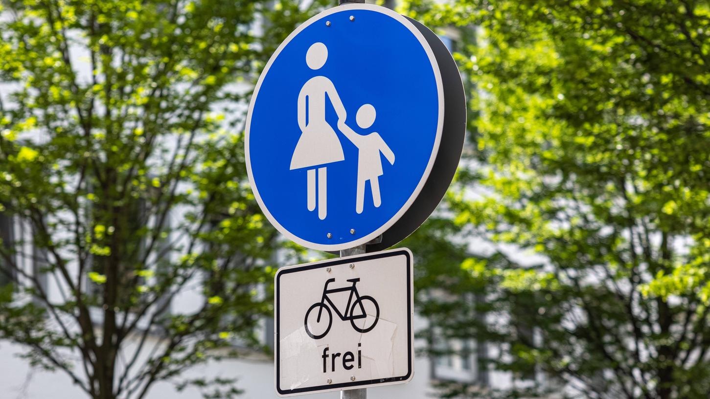 Bei einem solchen Schild dürfen Radfahrer auf dem Gehweg fahren, müssen aber besonders vorsichtig sein.