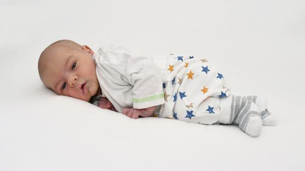 Der kleine Ray ist ein echtes Sommerkind. Er ist am 6. Juli bei sommerlichen Temperaturen im Nürnberger Südklinikum mit 3010 Gramm und 52 Zentimetern auf die Welt gekommen.