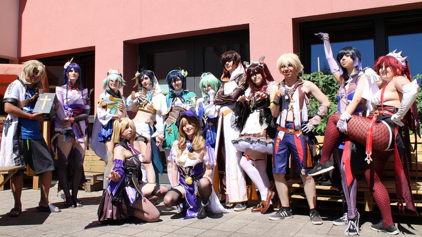 Auf diesem Gruppenfoto finden sich alle Cosplayer, die Charaktere des Videospiels "Genshin Impact" darstellen. Das Fantasy-Action-Rollenspiel besitzt viele Fans.
