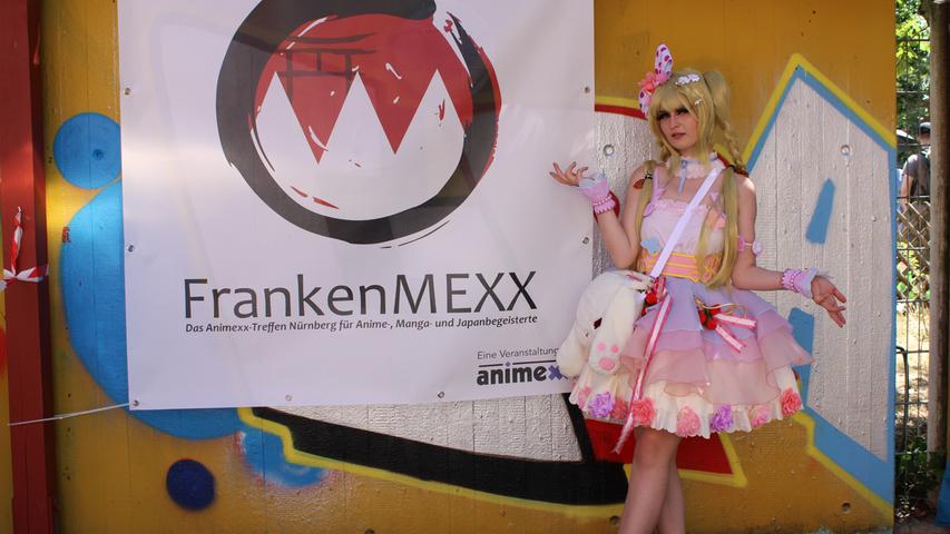 Anzu Futaba aus dem Videospiel "The Idolmaster" posiert vor dem Logo der Frankenmexx.