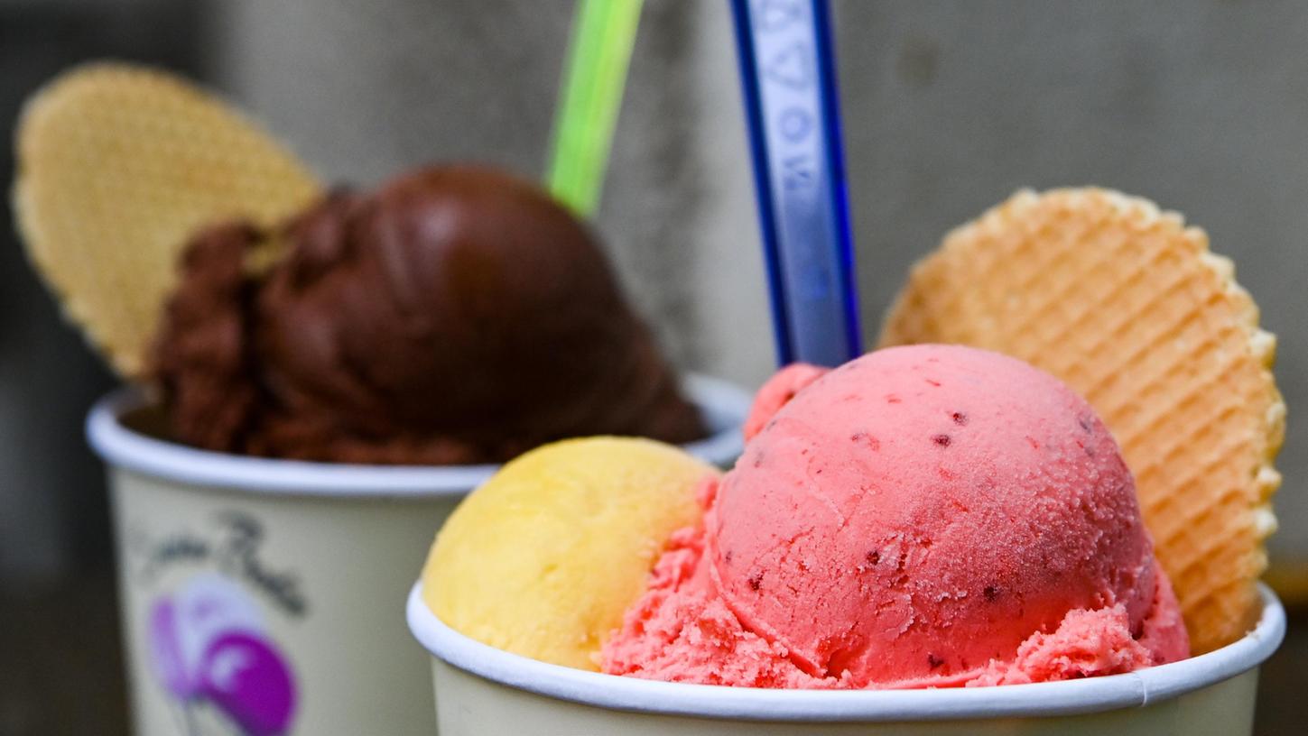 Ohne diese kühle Erfrischung kommt kaum ein Mensch im Sommer aus: Mit Eiscreme lassen sich die hohen Temperaturen besser ertragen. Dabei gibt es viele interessante Fakten rund um die süße Kugel.
Ohne diese kühle Erfrischung kommt kaum ein Mensch im Sommer aus: Mit Eiscreme lassen sich die hohen Temperaturen besser ertragen. Dabei gibt es viele interessante Fakten rund um die süße Kugel.
