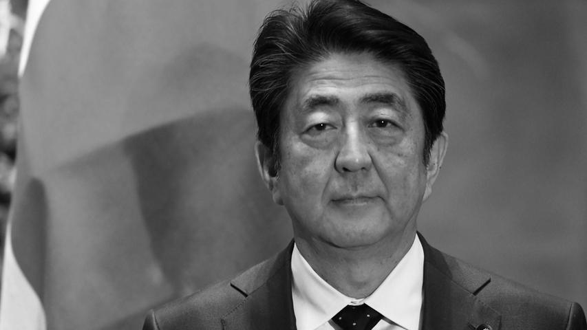 Der frühere rechtskonservative japanische Ministerpräsident Shinzo Abe erlag am 8. Juli im Krankenhaus seinen Verletzungen, nachdem er bei einer Rede Opfer eines Attentats auf offener Straße wurde. Ein Mann hatte zwei Tage vor der Wahl zweimal auf den 67-Jährigen geschossen. Abe wurde zwar noch in ein Krankenhaus geflogen, konnte aber nicht mehr gerettet werden.
