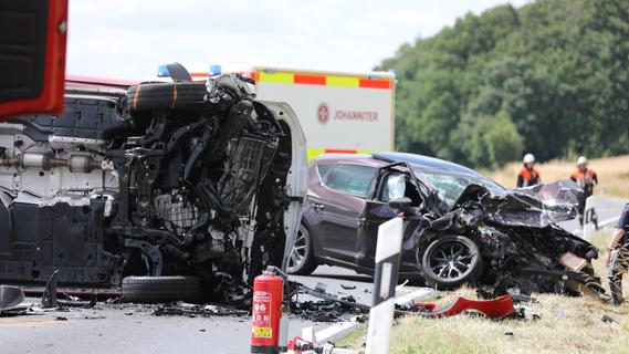 Frontalkollision: Nach Unfall bei Lonnerstadt müssen zwei Rettungshubschrauber landen