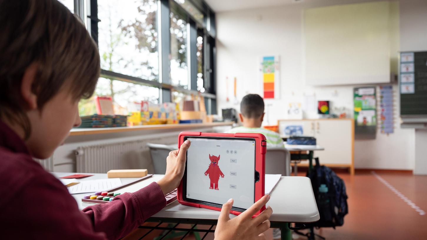 Mit dem Digitalpakt sollen Schulen aus der digitalen Steinzeit geholt werden. Viele Schulen nehmen die Förderung des Bundes dankbar an.