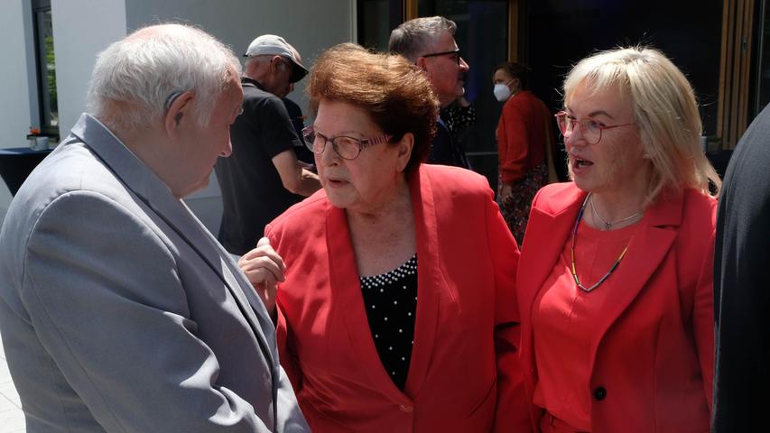 Wichtige Frauen kamen heute zufällig alle in Rot: Die ehemalige Landtagspräsidentin Barbara Stamm (Mitte), Landtagsabgeordnete Barbara Regitz (CSU) begrüßen Ex-Ministerpräsident Günther Beckstein.