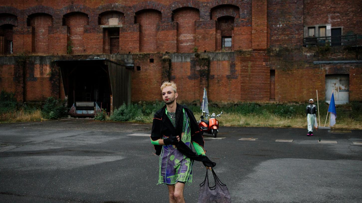 Die queere Performance von Wojtek Blecharz und Vala T. Foltyn in der Kongresshalle wurde durch einen Mieter und zwei Busfahrer gestört.
Die queere Performance von Wojtek Blecharz und Vala T. Foltyn in der Kongresshalle wurde durch einen Mieter und zwei Busfahrer gestört.