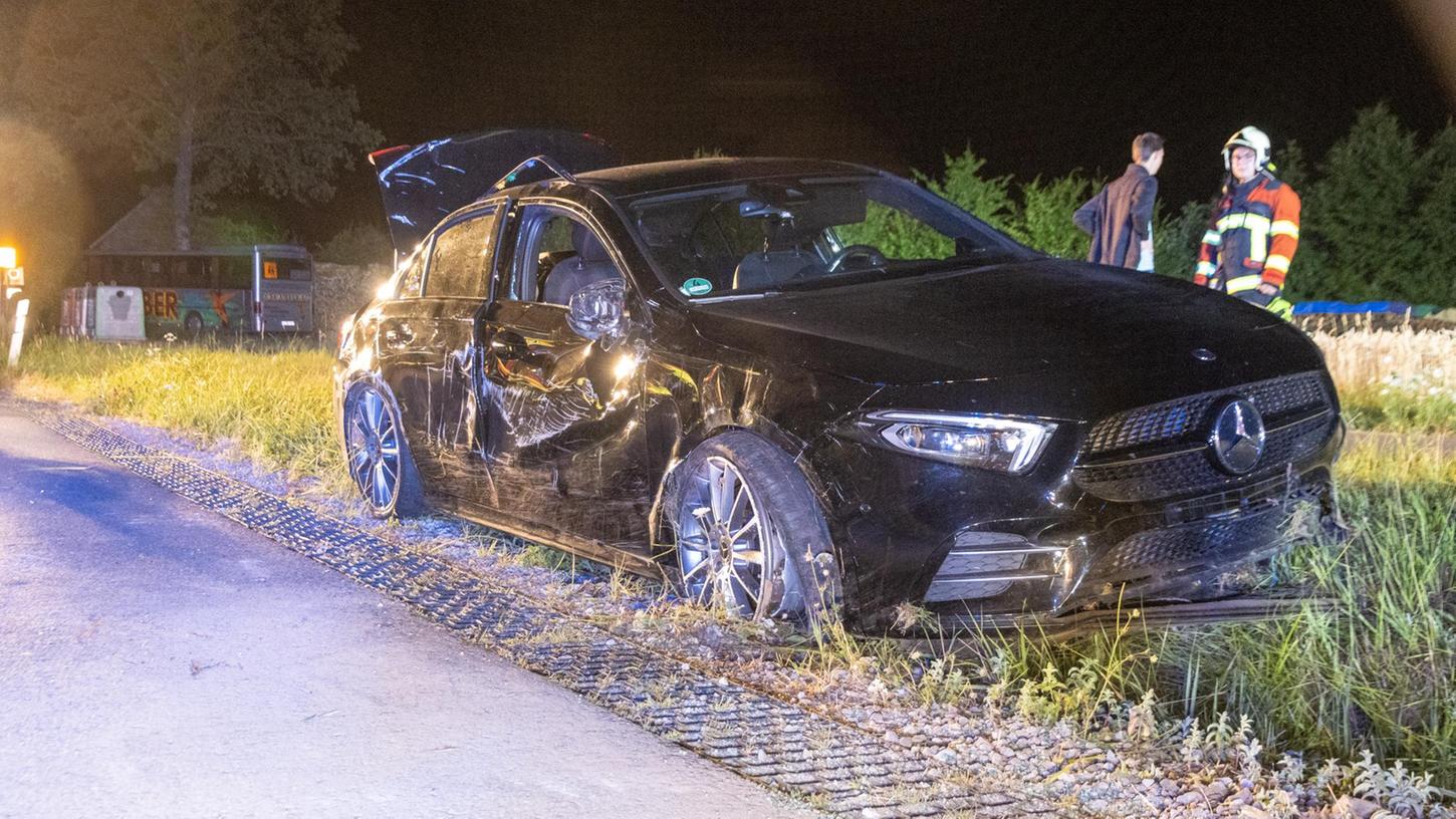 Schwerer Unfall in den Morgenstunden des Samstags: Zwischen Scheßlitz und Demmelsdorf überschlug sich ein Mercedes mehrfach.
