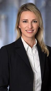 Eine Nürnbergerin rückte in die Vedes-Chefetage auf: Der Aufsichtsrat hat Julia Graeber zum 1. Januar 2022 in den Vorstand berufen. Sie verantwortet die Ressorts Finanzen, Rechnungswesen, Controlling und IT. Graeber, die bereits seit 2019 im Unternehmen als Finanzleiterin tätig ist, war nach dem Studium der Betriebswirtschaftslehre 13 Jahre bei Deloitte als Wirtschaftsprüferin und Steuerberaterin tätig.