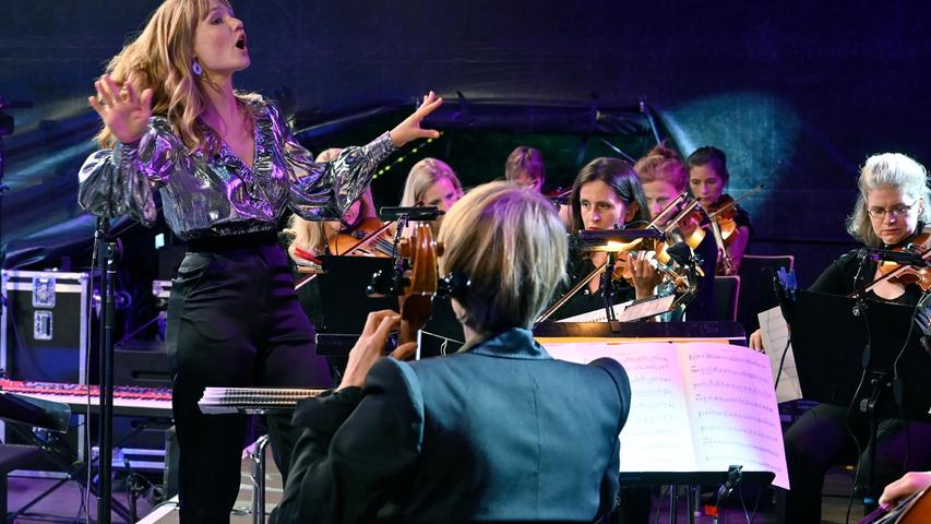 Regelmäßig ist Mantwill mit ihrem eigenen, 24-köpfigen Orchester unterwegs.