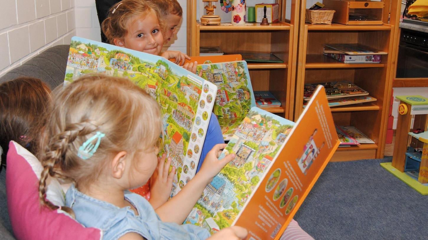 Bei den ersten kleinen Testleserinnen und -lesern stieß das Wimmelbuch des Landkreises Roth bereits auf große Begeisterung.