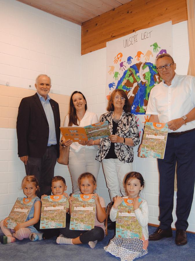 Landrat Eckstein, Verlegerin Brenner, Illustratorin Suess und Jürgen Rohmer von der Sparkassenstiftung Roth-Schwabach mit Emma, Jonas, Frieda und Lisa.
Landrat Eckstein, Verlegerin Brenner, Illustratorin Suess und Jürgen Rohmer von der Sparkassenstiftung Roth-Schwabach mit Emma, Jonas, Frieda und Lisa.