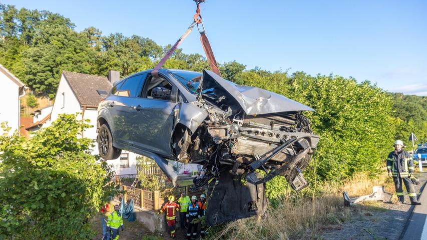 Das Auto wurde bei dem Unfall komplett zerstört und musste abgeschleppt werden. Er habe die Kontrolle über das Auto verloren und es habe sich überschlagen. Der 41-Jährige kam in ein Krankenhaus. Das Auto wurde mit einem Kran geborgen, wie ein Sprecher der Polizei Würzburg sagte.
