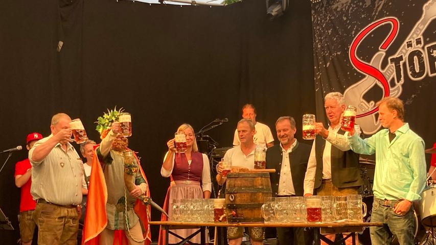 Gemeinsam trinken die Treuchtlinger Bürgermeisterin und ihre Vertreter, Festwirt, Braumeister und die Verantwortlichen des Volksfests die erste Maß.